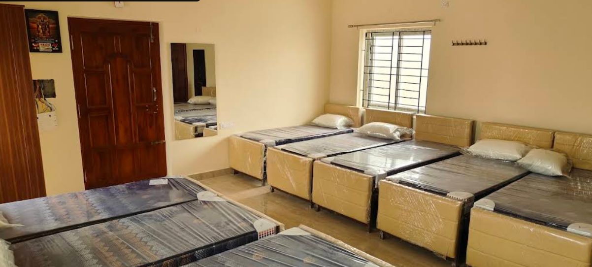 RentHub Verified Property — Ladies PG in Velachery — photo 2